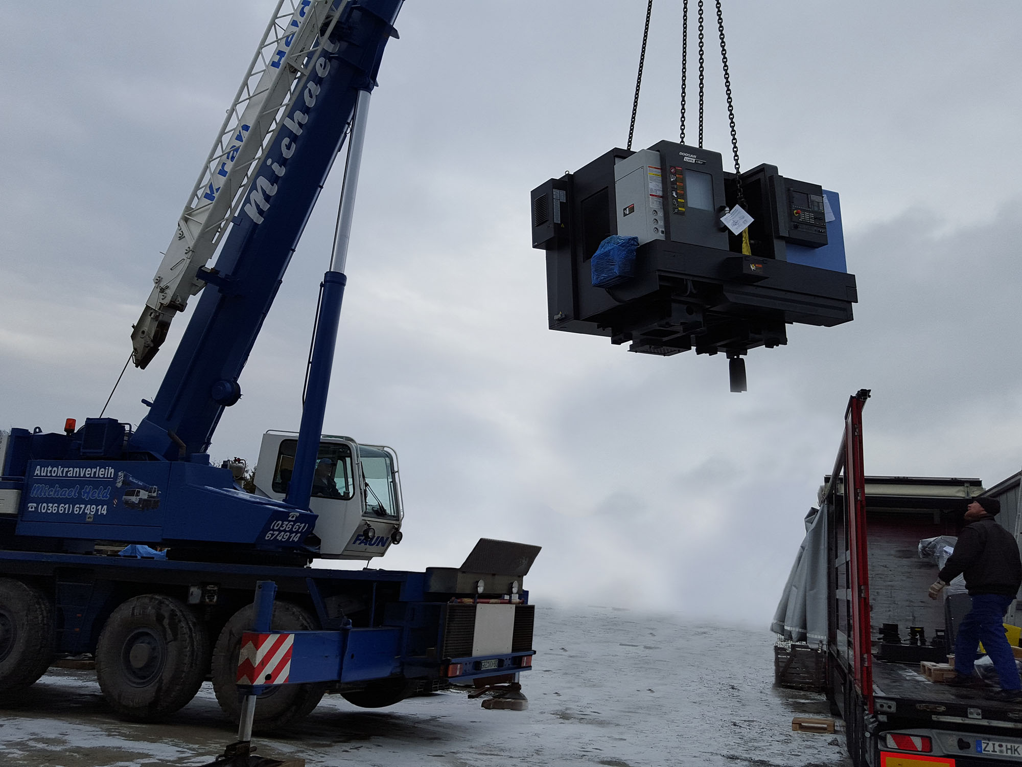 Neues CNC Bearbeitungszentrum am Haken …